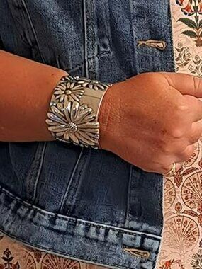 NEW Western Style Retro Sunflower‎ Engraved Bracelet Crafted From Textured Alloy